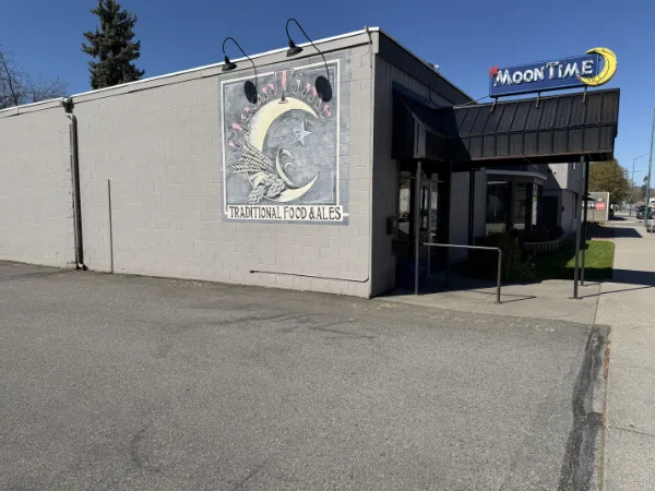 MoonTime — traditional food and ales on Sherman Avenue