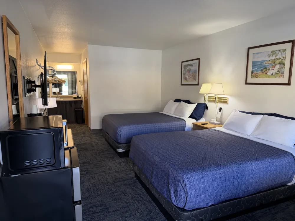 Double Queen room at Budget Saver Motel
